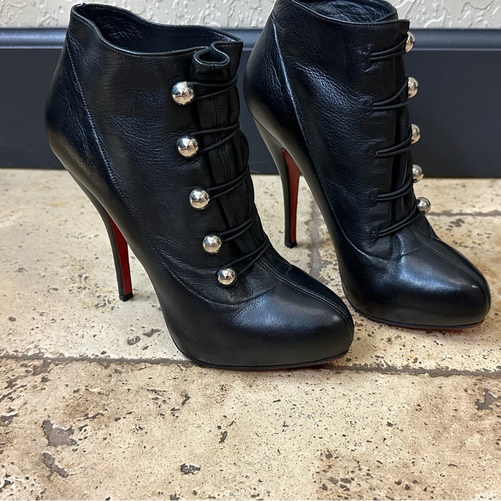 CHRISTIAN LOUBOUTIN ICONIC RED BOTTOM BOOTIES LIKE NEW! SIZE 38